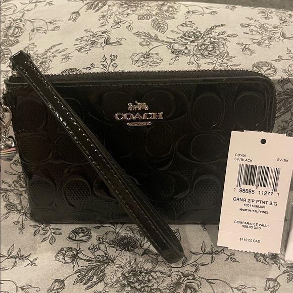 Stunning Coach Patent Leather corner zip Black Wristlet with Heart Charm. NWT - Picture 4 of 6